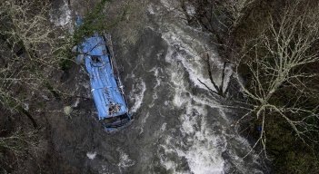 Cuatro muertos por la caída de un autobús en un río en España./Foto: AFP
