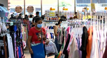 Inflación, alza del dólar y eliminación del tercer día sin IVA son algunos de los factores que desincentivaron las compras. / Fotos Jorge Iván Gutiérrez /La Opinión