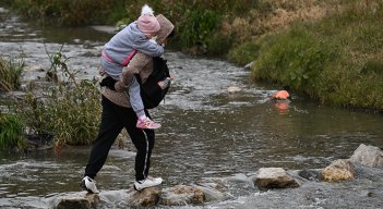Voluntarios en ciudad texana acogen a migrantes en sus propias casas./Foto: AFP