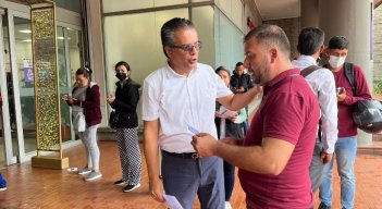 El secretario de Hacienda de Cúcuta, Orlando Miranda (izquierda), en desarrollo de la campaña de impuestos con los contribuyentes./Foto cortesía