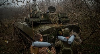 Artilleros ucranianos en una posición a lo largo de la línea del frente, en las cercanías de Bakhmut, región de Donetsk. / Foto: AFP