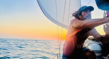 El velero tiene por nombre ‘Luna’. Sus recorridos están quedando registrados a través de la cuenta de Instagram @ sailingv.luna./ Foto: Cortesía / La Opinión 