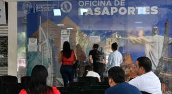 Muchas personas señalan que les sale más rápido y económico viajar hasta Bogotá para obtener el documento. / Foto: Jorge Gutiérrez / La Opinión 