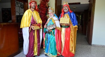 De izquierda a derecha,  Melchor, Gaspar y Baltazar. /Foto:  Jorge Gutiérrez / La Opinión 