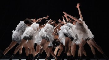 Ballet japonés usa desechos de plástico para crear su vestuario