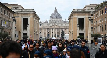 El cuerpo de Joseph Ratzinger yace en un catafalco cubierto por una tela dorada.