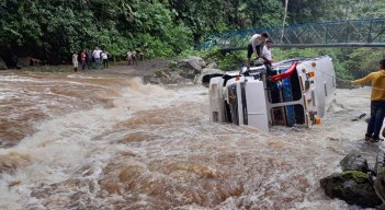 Bus arrastrado por las aguas en la zona del Catatumbo./Foto: cortesía