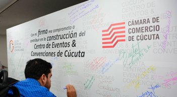 En 2018, líderes gremiales firmaron un compromiso para hacer realidad el centro de convenciones de Cúcuta. / Foto Archivo