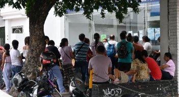 En algunas EPS los usuarios deben aguardar en la calle antes de ser atendidos./Foto Jorge Gutiérrez/La Opinión