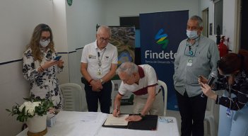 El presidente de Findeter, Ricardo Bonilla, junto al alcalde Jairo Yáñez, durante el acto de firma de convenios en el Policlínico de Atalaya./ Foto La Opinión