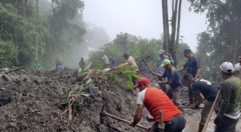 Campesinos con picas y palas despejan el lodo y las rocas que cayeron sobre la carretera/Foto cortesía