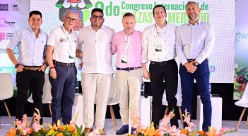 El alcalde Jairo Yáñez acompañado por el senador Ariel Ávila (izquierda) y los gerentes Wolgfan Ochoa, Cenabastos, Cúcuta; Francisco Javier Salcedo, gerente de plazas de mercado Corabastos Bogotá;  Carlos Quiroga, Centro Abastos Bucarmanga,  Juan toro, gerente de Central Mayorista de Antioquia./Foto cortesía