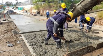 Los trabajos avanzan con la pavimentación de la avenida 1 del barrio Aeropuerto/La Opinión