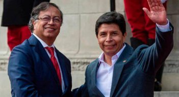 Gustavo Petro en su visita a Perú