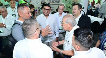 El alcalde Jairo Yéñez habla aquí con gerentes de las centrales mayoristas de Colombia/Foto cortesía