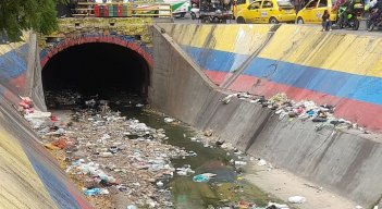 Canal Bogotá, repleto de basura que le arrojan a diario los vecinos de 18 barrios./Foto Orlando Carvajal/La Opinión