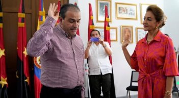 Sandra Ortega Sierra en momentos que toma posesión de su cargo ante el gobernador Silvano Serrano./La Opinión