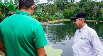 El gerente seccional del ICA, Carlos Hernández, visitó  a los piscicultores de Asopistar. / Foto Cortesía