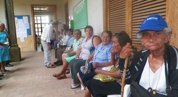 Para los adultos mayores de 65 años, sin pensión y de pocos recursos, el Gobierno propone un subsidio mensual de $223.000. / Foto Archivo