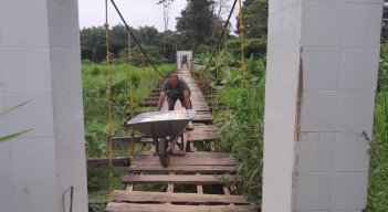 En riesgo de colapsar puente de la zona rural de El Zulia. / Foto: Deicy Sifontes / La Opinión 