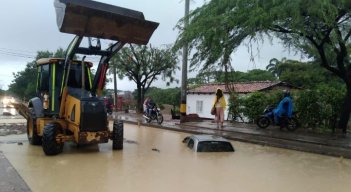 Vehículo cae a un hueco durante las lluvias en Boconó.