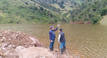 Iniciaron estudios para drenar peligrosa laguna en Villa Caro