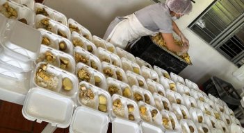 Suministro de alimentos a los presos estaciones de Policía