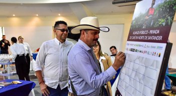 Juan Valdez también se sumó a la firma del documento, en el acto desarrollado ayer en Cúcuta. Foto Cortesía-Juan Pablo Bayona