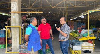 El gerente de Cenabastos, Wolgfan Ochoa (centro) dialoga ultima detalles para el recibimiento de los productores de Bucarasica/Foto cortesía