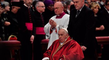 El Papa Francisco, sentado en una silla de ruedas, llega para presidir la misa de la Pasión del Señor, el Viernes Santo en la basílica de San Pedro en el Vaticano. / Foto: AFP