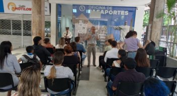 Alfonso Tarazona, jefe de la Oficina de Pasdaportes, explica el plan para el trámite del documento/Foto Orlando Carvajal/La Opinión