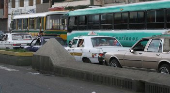 Los propietarios de carros por puesto dicen que han cumplido con los requisitos exigidos, pero aún así no pueden operar. Foto Archivo La Opinión