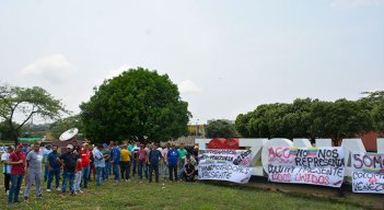 Los conductores de carga internacional protestan afuera de la Zona Franca./ Foto Jesús Castillo