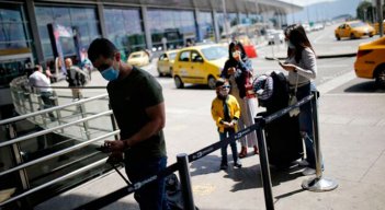 Se recomendó que las personas mayores de 60 años con comorbilidades o síntomas respiratorios, continúen usando el tapabocas como medida de precaución. / Foto: Colprensa