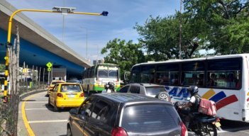 Las bandas luminosas funcionan todos los días y no están conectadas con la red de semaforización de la ciudad.  Fotos: Deicy Sifontes/ La Opinión