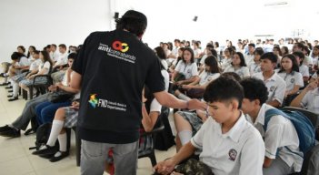 Socialización problemática del contrabando en colegios.