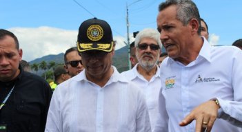 El alcalde de Villa del Rosario, Carlos Socha, camina aquí con el presidente Gustavo Petro/Foto Archivo/La Opinión