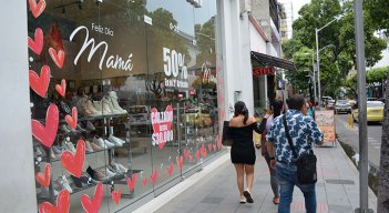 El comercio ofrecerá descuentos hasta del 50 por ciento por el Día de la Madre. Foto Leonardo Favio Oliveros/La Opinión