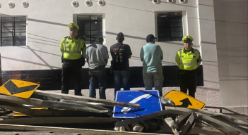 Delincuentes capturados por robar señales de tránsito