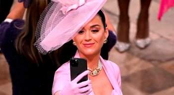 Cantante Katy Perry andaba perdida en la coronación de Carlos III 