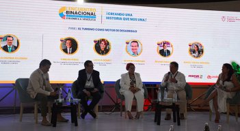 Empresarios de la economía nocturna y del turismo durante el panel El turismo como motor de desarrollo. Fotos Leonardo Oliveros/La Opinión