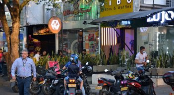 En Caobos, los restaurantes han visto disminuida su clientela en los últimos meses. / Foto Jesús Castillo-La Opinión