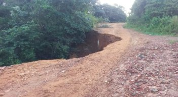 Colapsó vía alterna en San Cayetano