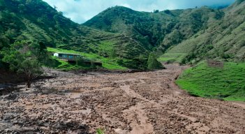 Listas las mangueras para drenar la laguna en Villa Caro