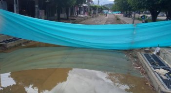 Esta piscina sirve de criadero de plagas en la avenida Kennedy./La Opinión