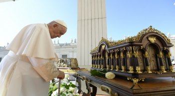 El papa Francisco fue operado