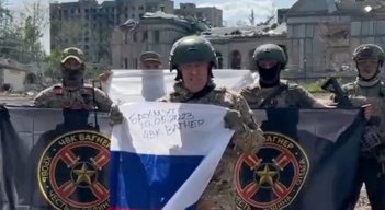 Esta captura de video tomada de un material publicado el 20 de mayo de 2023 en la cuenta de Telegram del servicio de prensa de Concord, una compañía vinculada al jefe del grupo mercenario ruso Wagner, Yevgeny Prigozhin, muestra a Yevgeny Prigozhin sosteniendo una bandera nacional rusa. (Photo by Handout / various sources / AFP) 