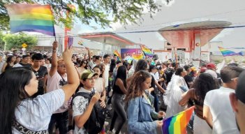 Miles de personas se unieron a la movilización que duró cerca de dos horas./ Fotos: La Opinión 