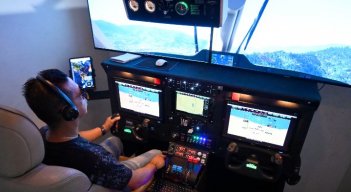 El simulador emite sonidos reales de cuando el avión se enciende, despega o aterriza. /Fotos: Jorge Gutiérrez / La Opinión 