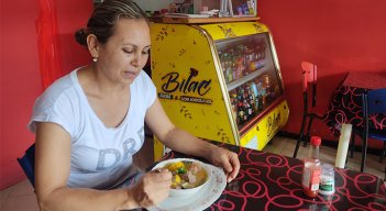 La comida en restaurantes ha jalonado la inflación. Foto La Opinión